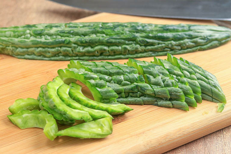 Nghiên cứu lâm sàng cho thấy hạt mướp đắng chứa chất vicine có thể gây ra ngộ độc với các biểu hiện cấp tính như đau đầu, đau thắt bụng, hôn mê. Ảnh: ihs.