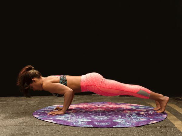 Khi thực hiện động tác hít đất, các dây thần kinh thụ cảm sẽ liên tục nỗ lực hoạt động để giữ cho cơ thể không bị lật, giúp thăng bằng tốt hơn.