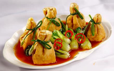 Đậu hũ bao bố chay: Nguyên liệu của món này bao gồm đậu hũ trắng, nấm hương, dầu hào, bông hẹ và cải xanh.