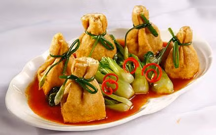 Đậu hũ bao bố chay: Nguyên liệu của món này bao gồm đậu hũ trắng, nấm hương, dầu hào, bông hẹ và cải xanh.