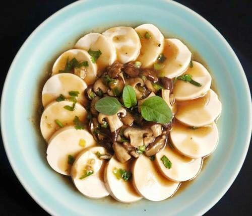 Đậu hũ non sốt nấm đông cô: Bạn có thể thực hiện món này bằng cách cắt thanh đậu hũ non thành từng khoanh mỏng xào chung với các loại nước sốt và nấm đông cô tươi. 