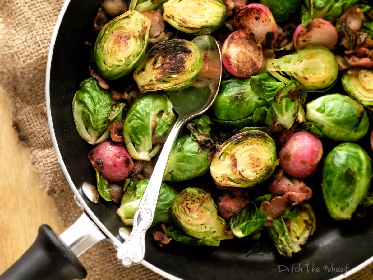 Cải Brussels: Giống cải bắp tí hon có nguồn gốc từ Bỉ là nguồn cung cấp nhiều chất dinh dưỡng quan trọng, trong đó có protein. Cải Brussels thường đường chế biến bằng phương pháp bỏ lò để giữ giá trị dinh dưỡng và hương vị nguyên bản. 