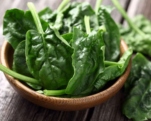 Rau chân vịt: Đây là một trong những “siêu thực phẩm’ chứa nhiều protein chẳng kém gì các loại thịt. Mỗi nửa cốc rau bina có tới 3g protein. Theo các chuyên gia dinh dưỡng khuyến cáo, xay sinh tố là cách giữ được nhiều chất dinh dưỡng nhất từ loại rau này. 