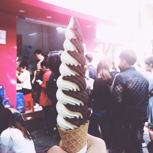 Địa chỉ duy nhất có món kem độc đáo này là một cửa hàng kem trên khu phố Lý Thường Kiệt. Bởi xu hướng này mới xuất hiện và cũng chỉ có tại một cửa hàng duy nhất nên quán rất đông khách. Dù đang là mùa đông, dân tình vẫn ùn ùn kéo đến mua kem, dẫn đến cảnh xếp hàng dài như thời bao cấp. Ảnh: diadiemanuong.com