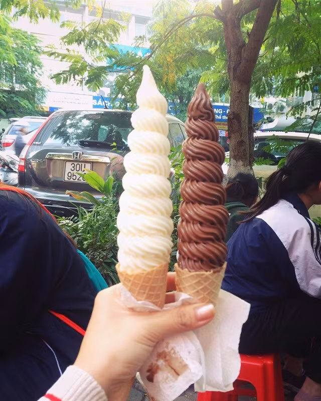 Cây kem này đặc biệt hơn hẳn bởi nó có hẳn 8 xoáy, cao hơn nhiều so với kem ốc quế thông thường, vỏ quế cũng giòn và dày hơn.