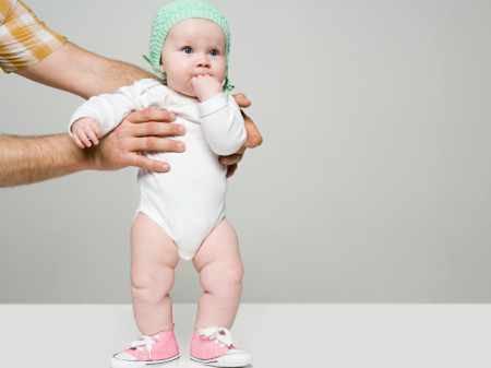 Trọng lượng của cơ thể thường dồn ép xuống chân, vì vậy không được ép trẻ đứng hoặc đi quá sớm khi hệ xương chân của trẻ chưa đủ thời gian phát triển, khiến chân trẻ bị biến dạng (vòng kiềng). Thời gian thích hợp để tập đi là ngoài 9 tháng.