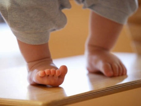 Cho trẻ tập đi quá sớm. Việc cho trẻ đứng và tập đi sớm lại dễ gây chân vòng kiềng hơn do xương cẳng chân của bé còn yếu, chưa đỡ được sức nặng của cơ thể, nhất là đối với những trẻ quá bụ bẫm hoặc béo phì.