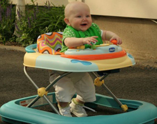 Dùng xe tập đi trẻ dễ bị biến dạng xương. Xe tập đi có tác hại nghiêm trọng cho cơ thể trẻ về lâu dài. Hệ xương của trẻ dưới 1 tuổi rất mềm yếu, dễ thay đổi theo tác động bên ngoài. Tư thế của bé khi đứng trong xe lâu ngày sẽ dẫn đến biến dạng xương, gây dị tật chân vòng kiềng chữ O, chữ X.