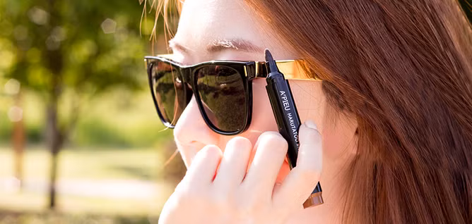 Bút được thiết kế giống như loại bút dạ tô màu thông thường. Loạt bút với chất liệu dạ khi kẻ lên khô rất nhanh và không hề gây lem, giữ màu không trôi ngay cả khi da mặt tiếp xúc với nước. Thậm chí, bạn có thể đi chơi cả ngày, tập gym mà màu cũng không bị nhạt.