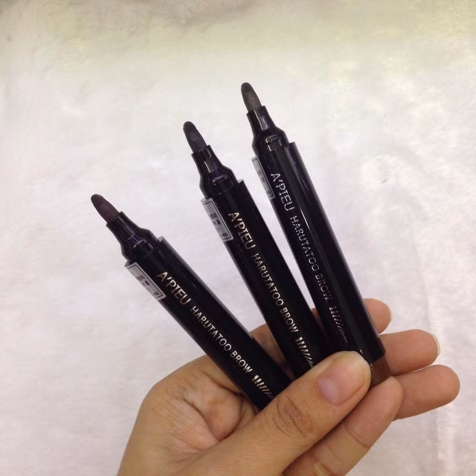 Các chị em sẽ không phải gặp khó khăn khi kẻ mày nếu dùng loại bút này bởi đầu bút được thiết kế nhọn, dễ điều chỉnh các đường nét và đồng thời không gây hại cho da.