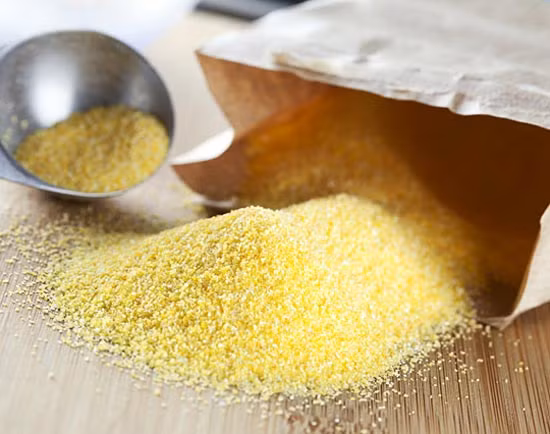 Bột ngô và trứng. Tách riêng lòng trắng trứng và trộn đều với 1 muỗng canh bột bắp. Áp dụng lên vùng da dưới nách, để khô ít nhất khoảng 16 phút và lột ra. Đây được xem là một trong những phương pháp triệt lông nách an toàn và hiệu quả nhất.