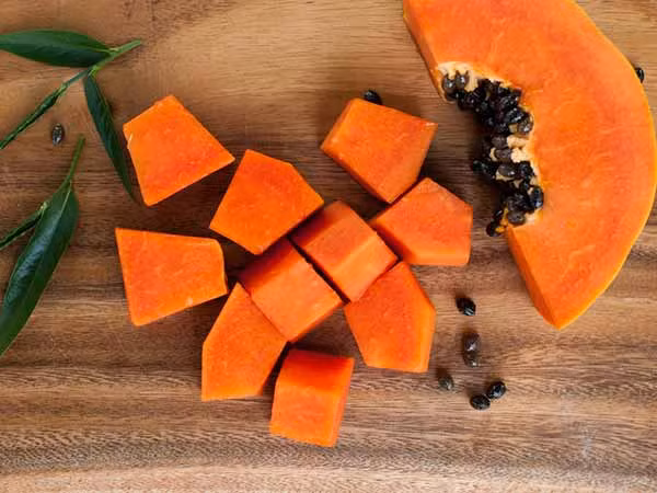 Lấy phần thịt của một quả đu đủ chín xay nhuyễn sau đó cho thêm 1 thìa sữa chua, mật ong và bột lúa mạch vào, trộn đều với nhau. Sau đó, dùng hỗn hợp thu được đắp lên vùng nách, để khô tự nhiên cuối cùng lột hỗn hợp đó ra để làm rụng lông tự nhiên. Hỗn hợp này còn giúp ngăn ngừa lông nách mọc từ bên trong.