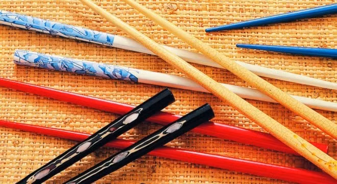 Dùng đũa nhiều màu sắc. Nhiều người đặc biệt là trẻ em thường thích sử dụng đũa có nhiều màu sắc. Tuy nhiên, đây không phải là việc làm tốt cho sức khỏe trong mỗi bữa ăn hang ngày. Rất dễ bị nhiễm độc khi màu sơn trên đũa phai ra khi gắp thức ăn. Những loại hóa chất tạo màu hay tạo bóng trên đũa gây bệnh nguy hiểm cho con người, không tốt cho sức khỏe.