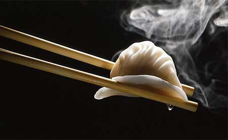 Dùng đũa quá lâu khiến lượng nước trong đũa quá cao. Bởi vì đo đũa được tái sử dụng nhiều lần, rửa nước nhiều lần, rất dễ trở thành nơi cho vi khuẩn sinh trưởng và phát triển như vi khuẩn tụ cầu vàng, E.coli… Cất đũa trong tủ bếp quá lâu có thể khiến nguy cơ biến chất đũa tăng gấp 5 lần.