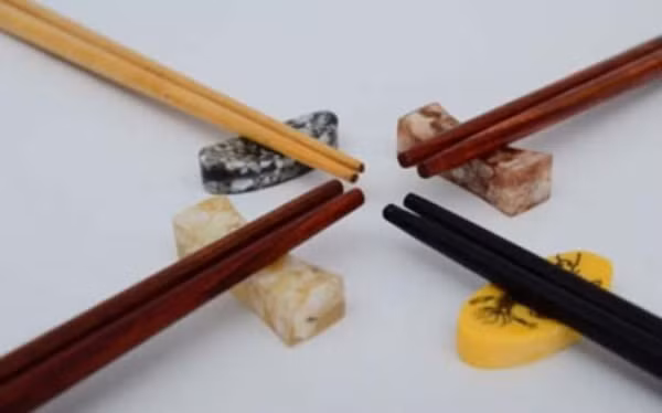 Dùng đũa khi mới mua về. Trong quá trình sản xuất và vận chuyển, đũa dễ bị nhiễm virus, vi khuẩn hay một chất hóa học nào đó. Đũa mới mua trước tiên phải rửa sạch bằng nước, luộc trong nước nóng trong nửa giờ, phơi khô rồi mới đem ra sử dụng.