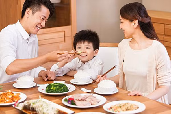 Dùng đũa nhựa gắp thức ăn nóng. Đũa nhựa có rất nhiều màu sắc, dễ khiến nhiều người ưa thích. Tuy nhiên, vẻ ngoài bắt mắt nhưng chưa chắc đảm bảo không gây hại cho người sử dụng. Đũa nhựa khi gặp nóng sẽ giải phóng ra thành phần hoá học có thể gây hại cho cơ thể người, thành phần đó từng giờ từng phút gây hại cho sức khoẻ, hơn nữa đũa nhựa rất mềm, dễ bị biến hình.