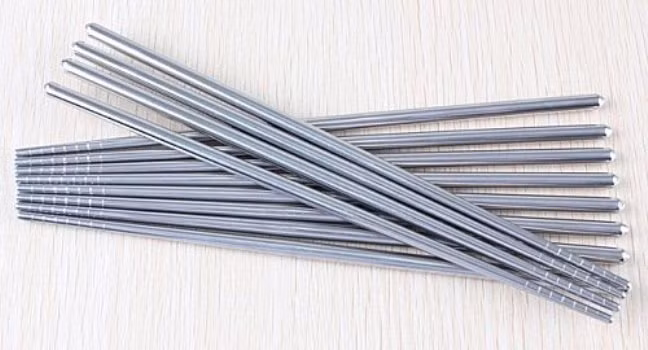 Đũa kim loại. Đũa kim loại bền, điều này không còn nghi ngờ gì, nhưng nó lại vô cùng tai hại, bởi vì tính dẫn nhiệt của nó mang lại. Mọi người thường thích ăn thức ăn khi còn nóng, đũa kim loại khiến bạn nóng càng thêm nóng, do đó dễ dẫn đến viêm nhiệt miệng lưỡi.