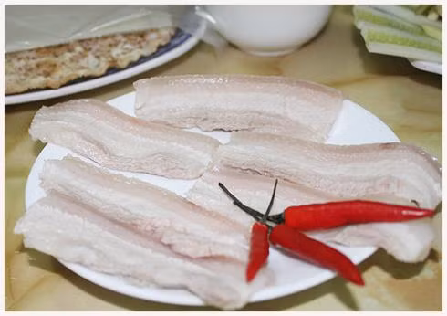 Nói không với thịt mỡ. Khi làm món bánh sandwich hay bánh mỳ, hãy thêm trứng và rau thay vì thêm thịt xông khói. Việc này vừa giúp bạn giảm được một khoản tiền vừa có thể giảm được 100 calo.