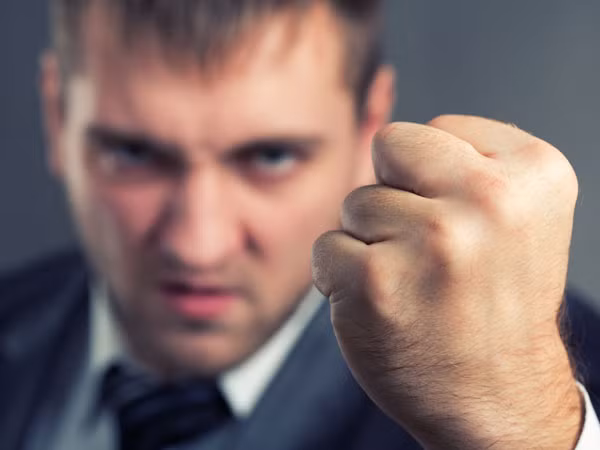 Luôn cảm thấy bất an, lo lắng. Bạn có thể nghĩ rằng đây là một điều hoàn toàn bình thường. Nhưng nếu bạn đang hoảng loạn và vẫn lo lắng với tất các vấn đề nhỏ, nó đang tạo ra áp lực rất lớn cho tim.