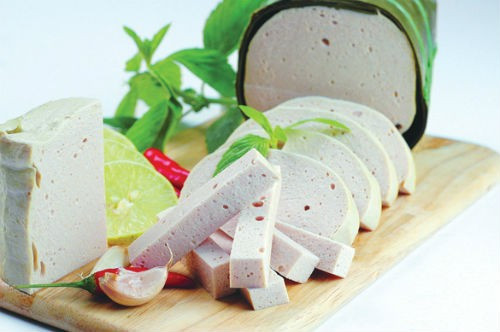 Giò chả chứa chất gây hại. Trước đây các cơ quan chức năng đã phát hiện được một số cơ sở dùng một loại bột làm giò chả để giữ được lâu hơn mà ăn thấy dai giòn, được gọi là chất “phụ gia” có màu trắng tinh, không mùi, dạng bột.