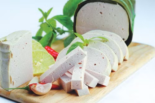 Giò chả chứa chất gây hại. Trước đây các cơ quan chức năng đã phát hiện được một số cơ sở dùng một loại bột làm giò chả để giữ được lâu hơn mà ăn thấy dai giòn, được gọi là chất “phụ gia” có màu trắng tinh, không mùi, dạng bột.