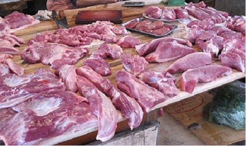 Thịt lợn nhiễm bẩn từ khâu chăn nuôi, khi người nông dân do hám lời đã không tiếc tay "đầu độc" lợn bằng đủ loại chất kích thích nhằm tăng trọng lượng cho lợn. Đến khâu giết mổ, lợn lại bị tiêm thuốc ngủ, bơm nước nhằm tăng trọng lượng để người bán dễ kiếm lời.