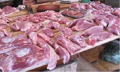 Thịt lợn nhiễm bẩn từ khâu chăn nuôi, khi người nông dân do hám lời đã không tiếc tay "đầu độc" lợn bằng đủ loại chất kích thích nhằm tăng trọng lượng cho lợn. Đến khâu giết mổ, lợn lại bị tiêm thuốc ngủ, bơm nước nhằm tăng trọng lượng để người bán dễ kiếm lời.