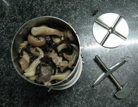 Đặc biệt, khá nhiều cơ sở dùng khuôn inox để làm giò, chả. Theo giải thích của các nhà khoa học, trong quá trình làm giò, những nguyên liệu gồm thịt, mộc nhĩ, nấm hương, muối tiêu và nhiều loại gia vị khác được trộn lẫn và đưa vào khuôn. Nếu người làm không cẩn thận, không dùng khuôn giò inox đảm bảo chất lượng và sử dụng lớp lót bên trong để ngăn cách tiếp xúc giữa inox và giò thì các hợp chất bên trong bề mặt của thành khuôn inox sẽ phai ra ngấm vào thức ăn và giò chả.