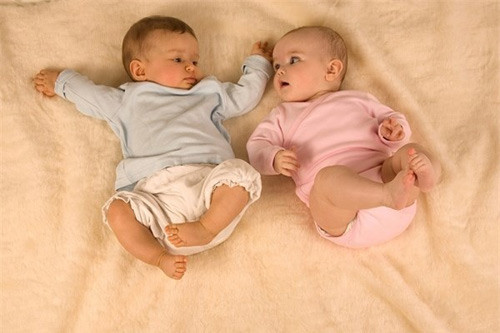 Cho con mặc bỉm 24/24. Nhiều bà mẹ vẫn sẵn sàng cho con mặc 24/24, vì nghĩ rằng việc đó sẽ tiện lợi và giúp trẻ có thể thoải mái hoạt động cả ngày. Điều này rất nguy hiểm vì bỉm để lâu có thể gây tổn hại đến sức khỏe và làn da của bé.