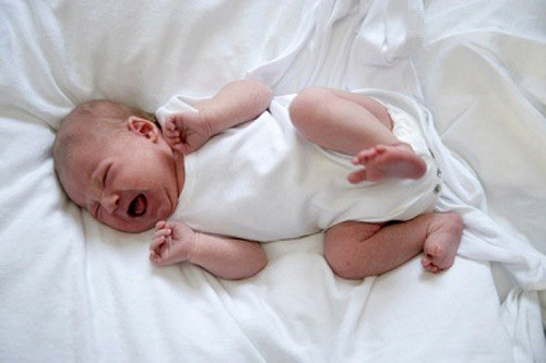 Trẻ đóng bỉm suốt ngày bị dính nước tiểu dễ bị lở loét, ảnh hưởng xấu tới da và sức khỏe. Do đó, trẻ bị hăm là một điều khó tránh khỏi khi phải đóng bỉm thường xuyên Cách chăm trẻ sơ sinh không bị hăm tã mùa lạnh.