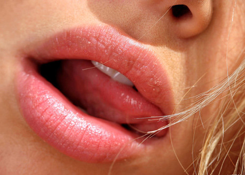 Không liếm môi: Liếm môi là cách thức tiếp độ ẩm cho môi sai lầm nhất. Liếm môi không làm môi mềm hơn mà ngược lại càng khiến môi khô hơn. Khi nước bọt trên môi khô đi, nó sẽ đồng thời làm "bốc hơi" lớp dưỡng ẩm tự nhiên của môi.