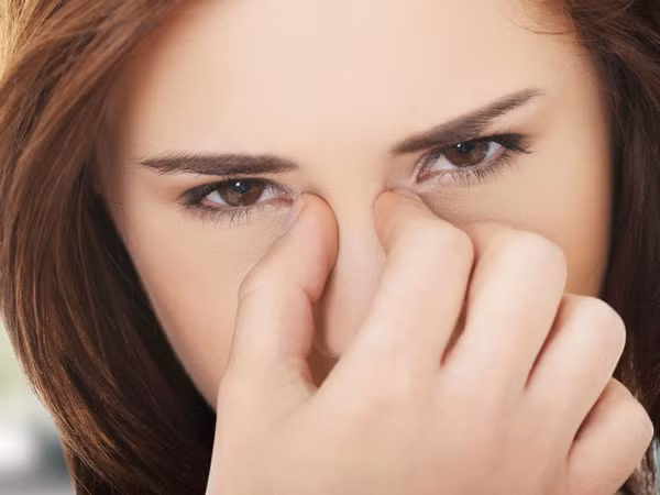 Ăn dứa mùa đông khiến bệnh xoang nặng hơn. Mùa đông cũng khiến cho các triệu chứng bệnh xoang nặng nề hơn. Nếu bạn ăn dứa thời điểm này sẽ khiến lượng chất nhầy tiết ra nhiều hơn, từ đó dẫn đến khó thở và đau họng.