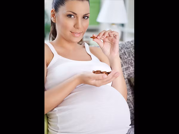 Các nghiên cứu chỉ ra rằng, ăn dứa trong thời kỳ mang thai có thể làm tăng nguy cơ sẩy thai. Dù là mùa đông hay bất cứ mùa nào trong năm, bạn không nên ăn dứa trong giai đoạn mang thai 3 tháng đầu để phòng tránh rủi ro.