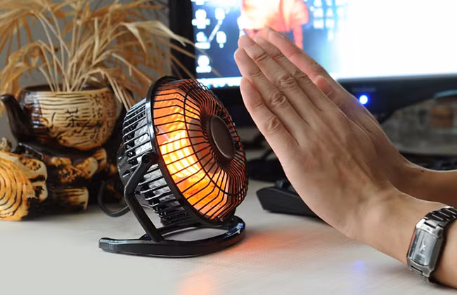 Ngoài ra, nhiều gia đình sử dụng các loại thiết bị sưởi ấm vào mùa đông. Tuy nhiên việc lạm dụng điều hòa hay quạt sưởi để giữ ấm sẽ khiến cơ thể có nguy cơ mất nước, khô da, nhất là máy sưởi sẽ khiến khô mũi dẫn đến ảnh hưởng hệ hô hấp gây ra khó thở ở trẻ em.