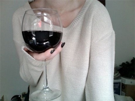 Uống rượu để làm ấm cơ thể. Thực chất, việc uống rượu trong thời tiết giá lạnh còn làm giảm nhiệt cơ thể, nguy hiểm cho sức khoẻ. Khi thời tiết lạnh, các mạch ngoại biên sẽ co lại nhằm giữ nhiệt và làm ấm cho cơ thể. Nhưng uống rượu vào sẽ làm các mạch và lỗ chân lông giãn ra gây hiện tượng thoát nhiệt, khiến cho cơ thể lạnh thêm.