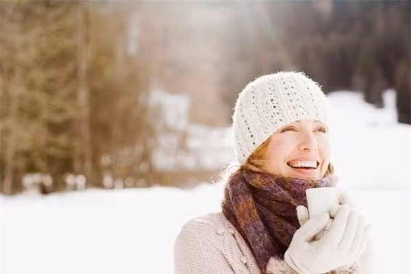 Mặc áo không đúng cách. Khi thấy nhiệt độ giảm mạnh, nhiều người lựa chọn cách mặc theo kiểu, trong chỉ mặc áo sơ mi và ngoài mặc thêm một chiếc áo khoác to sụ. Tuy nhiên, mặc kiểu ấy, lạnh vẫn cứ lạnh. Theo TS Lynn Kerew, thuộc Trung tâm dinh dưỡng và sức khỏe cộng đồng Cleveland (Hoa Kỳ), mặc kiểu đó vào mùa đông là rất sai lầm.