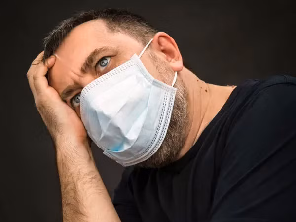 Độc tố có thể xâm nhập cơ thể qua đường thở. Các độc tố này có thể tấn công cơ thể thông qua cơ chế hít thở. Ví dụ, các monoxide carbon từ khói bụi xe. Ngay cả các hóa chất từ sản phẩm gia dụng hàng ngày để vệ sinh nhà cửa cũng có chứa độc tố.