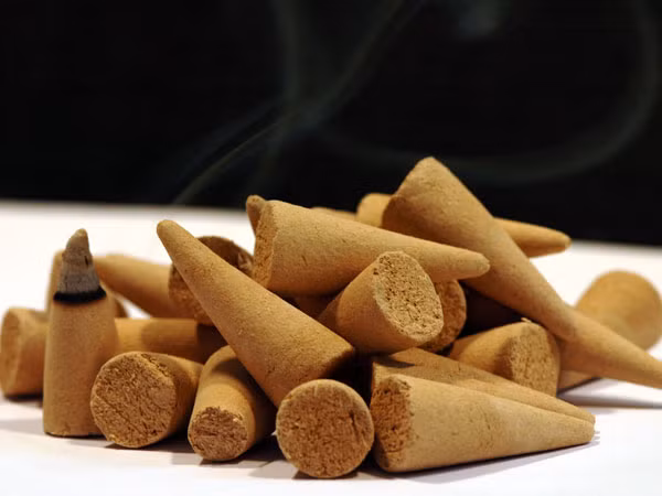 Bột gỗ đàn hương. Bột gỗ đàn hương là một trong những cách hiệu quả nhất để làm mờ những vết sẹo lồi, nó có tác dụng sửa chữa các mô da bị hư hỏng một cách nhanh chóng.