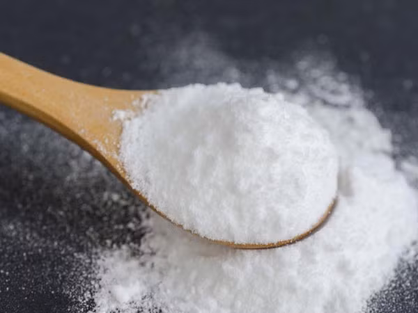 Baking soda. Trộn một muỗng cà phê baking soda với ba muỗng hydrogen peroxide (oxy già) và trộn đều cho đến khi thành hỗn hợp nhuyễn bằng cách thêm nước oxy già vừa đủ. Bôi hỗn hợp này trực tiếp trên các khu vực bị sẹo lồi trên làn da của bạn bằng một miếng bông gòn và để đó trong 15-20 phút. Bạn cần phải lặp lại quá trình này cho 3-4 lần một ngày để có được kết quả mong muốn trong một vài tuần.