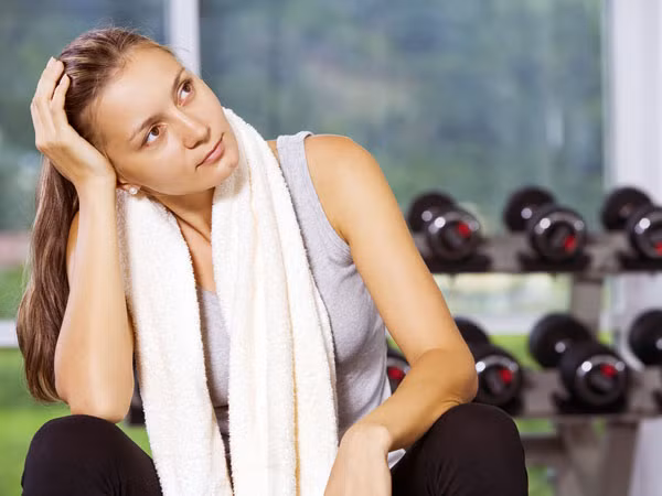 Tập thể dục quá nhiều. Tập thể dục là tốt cho sức khỏe và làn da. Tuy nhiên, tập thể dục quá nhiều có thể gây tổn thương tế bào da của bạn, gây hiện tượng thiếu nước và dễ nhăn nheo.