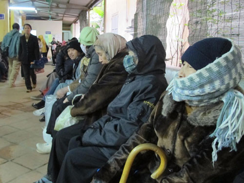 Không nên ra ngoài trời lạnh vào bạn đêm hoặc sáng sớm (ví dụ như đi thể dục) bởi nhiệt độ quá thấp có thể khiến cơ thể bị nhiễm lạnh, dẫn đến suy nhược chức năng hoạt động của dây thần kinh quanh vùng mặt, huyết quản của thần kinh dinh dưỡng cục bộ bị co giật mạnh khiến cho tổ chức thần kinh bị thiếu máu, sưng, ứ nước... gây méo miệng, lệch mặt.