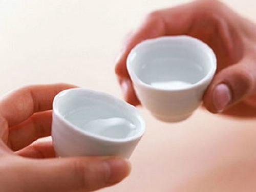 Không uống rượu bia. Rượu có thể làm cho bạn cảm thấy ấm áp lúc đầu bởi vì nó khiến máu nóng lên dưới da của bạn, nhưng bạn có thể sẽ cảm thấy lạnh hơn vì uống rượu có thể mất máu đi từ các cơ quan nội tạng, gây ra nhiệt độ cơ thể giảm xuống. Rượu là một chất giãn tĩnh mạch, có nghĩa là nó làm cho mạch máu giãn nở, đặc biệt là các mao mạch dưới bề mặt của làn da của bạn, do đó máu nguội đi nhanh chóng.