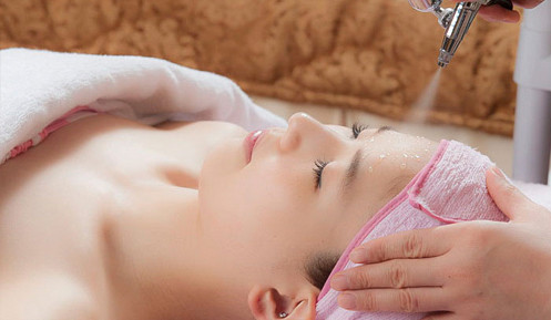 Không thực hiện việc trị liệu cho da. Những phương pháp thẩm mỹ giúp da sáng mịn, đẹp đẽ hơn nhờ các loại máy móc hay hoá mỹ phẩm nên được thực hiện trước Tết ít nhất 2 tuần. Bởi sau khi trị liệu, da bạn sẽ trở nên đỏ tấy và tùy thuộc vào thể trạng từng người mà da sẽ trở lại bình thường trong khoảng thời gian ngắn hay dài. Ngoài ra, trị liệu bao gồm quá trình tẩy da chết cũng sẽ khiến da bị bong tróc, lên da non từng mảng.... Điều này không hề có lợi cho việc trang điểm ngày Tết.