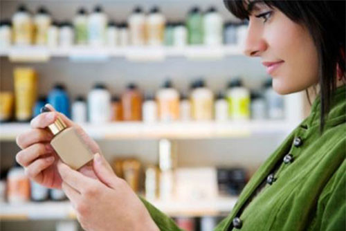 Không thử nghiệm sản phẩm chăm sóc da mới. Bạn đừng nên sử dụng những sản phẩm chăm sóc da mới trước Tết ít nhất 1 tháng, dù có được tư vấn rằng chúng có tác dụng nhanh và thần kì đến mức nào đi chăng nữa. Những thành phần trong sản phẩm mới có thể gây kích ứng da, dẫn đến tình trạng da khô, ít dầu, đỏ tấy hay nặng nề hơn là dị ứng.