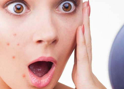 Sử dụng sản phẩm tẩy tế bào chết sai như có các chất hóa học mạnh hoặc một sản phẩm với các hạt quá lớn có thể gây kích ứng da. Đọc các hướng dẫn để xác định mức độ thường xuyên tẩy da của bạn để da bạn có thể tránh bị hư hại. Tránh sử dụng các sản phẩm tẩy tế bào chết gần mắt vì da vùng này rất nhạy cảm và thật sự vùng da này không cần phải tẩy da chết.