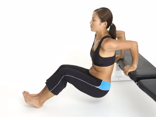 Động tác 4: Bài tập thể hình chống đẩy trên ghế tập cơ tam đầu tay sau rất hiệu quả. Bài tập này giúp tăng cường lực vai và giảm eo.