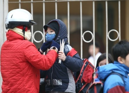 Tránh tiếp xúc đột ngột với không khí lạnh khi đi từ trong nhà ra bên ngoài và tuyệt đối không nên lao ngay ra ngoài khi thời tiết trong nhà và ngoài trời chênh lệch nhau quá nhiều bởi điều này cũng rất dễ gây ra sốc nhiệt.