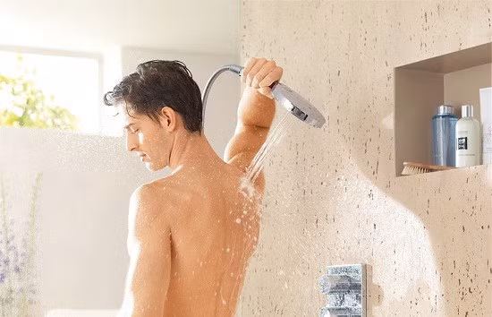 Đặc biệt tuyệt đối không nên tắm khuya hoặc tắm quá lâu bởi như vậy sẽ gây ảnh hưởng nghiêm trọng đến sức khỏe.