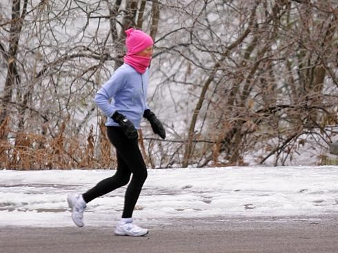 Tập thể dục trong trời lạnh cũng rất tốt, nhưng quan trọng là cơ thể bạn phải được giữ ấm. Các chuyên gia khuyên bạn nên vận động nhẹ một chút trước khi bắt đầu các hoạt động mạnh mẽ để cơ thể bạn thích nghi với nhiệt độ. Sự thay đổi nhiệt độ cơ thể đột ngột trong thời tiết lạnh có thể là một nguy cơ cho tim.