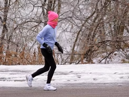 Tập thể dục trong trời lạnh cũng rất tốt, nhưng quan trọng là cơ thể bạn phải được giữ ấm. Các chuyên gia khuyên bạn nên vận động nhẹ một chút trước khi bắt đầu các hoạt động mạnh mẽ để cơ thể bạn thích nghi với nhiệt độ. Sự thay đổi nhiệt độ cơ thể đột ngột trong thời tiết lạnh có thể là một nguy cơ cho tim.